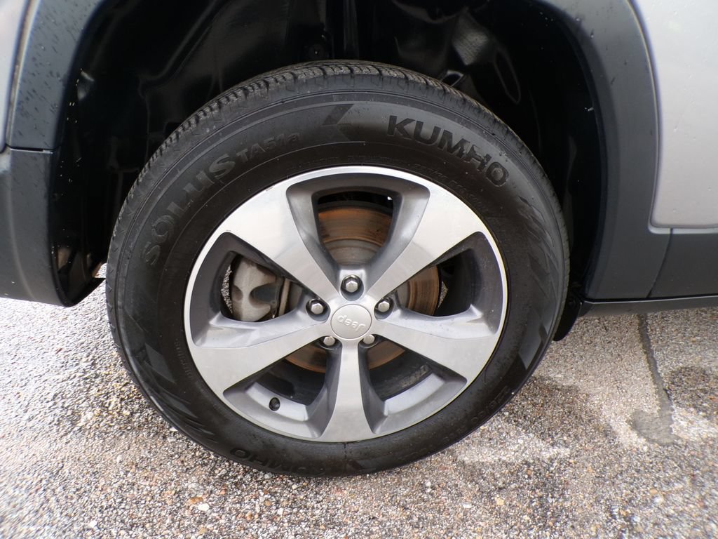 Used 2019 Jeep Cherokee Limited AWD/4WD image 21