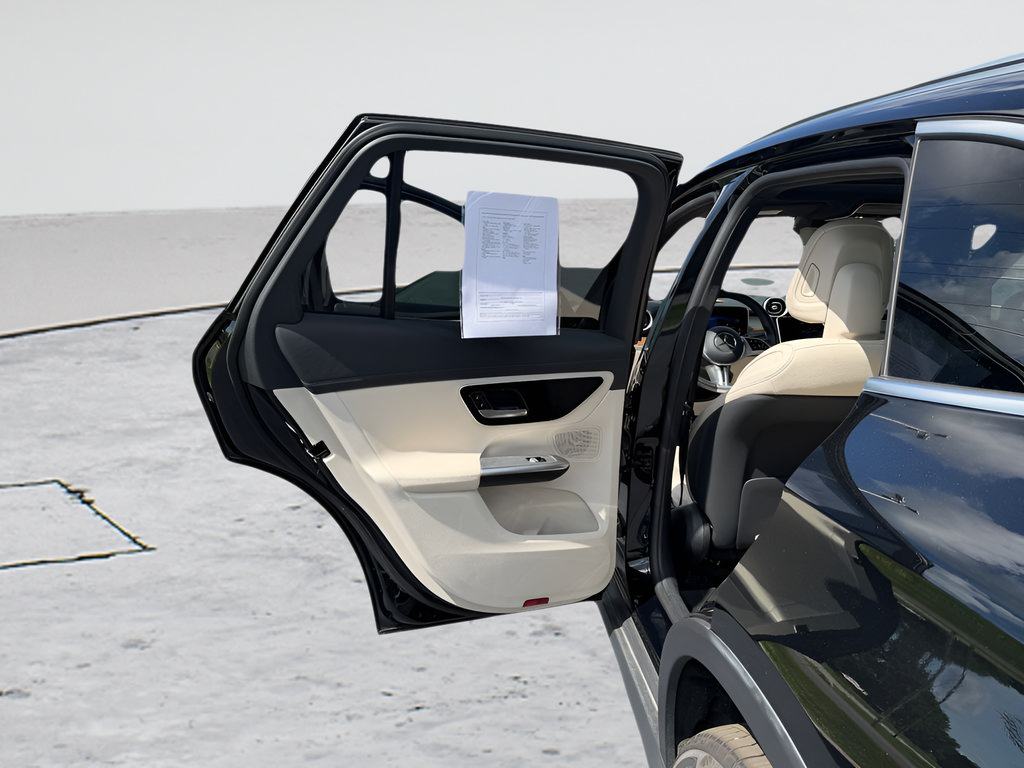 Used 2024 Mercedes-Benz GLC 300 4MATIC image 23