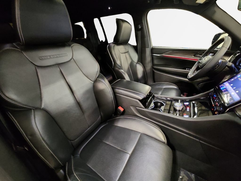 Used 2024 Jeep Grand Cherokee Overland w/ Luxury Tech Group IV AWD/4WD image 26