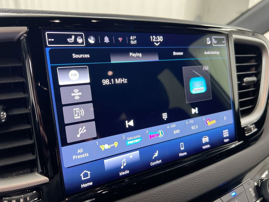 Used 2025 Chrysler Pacifica Select image 14