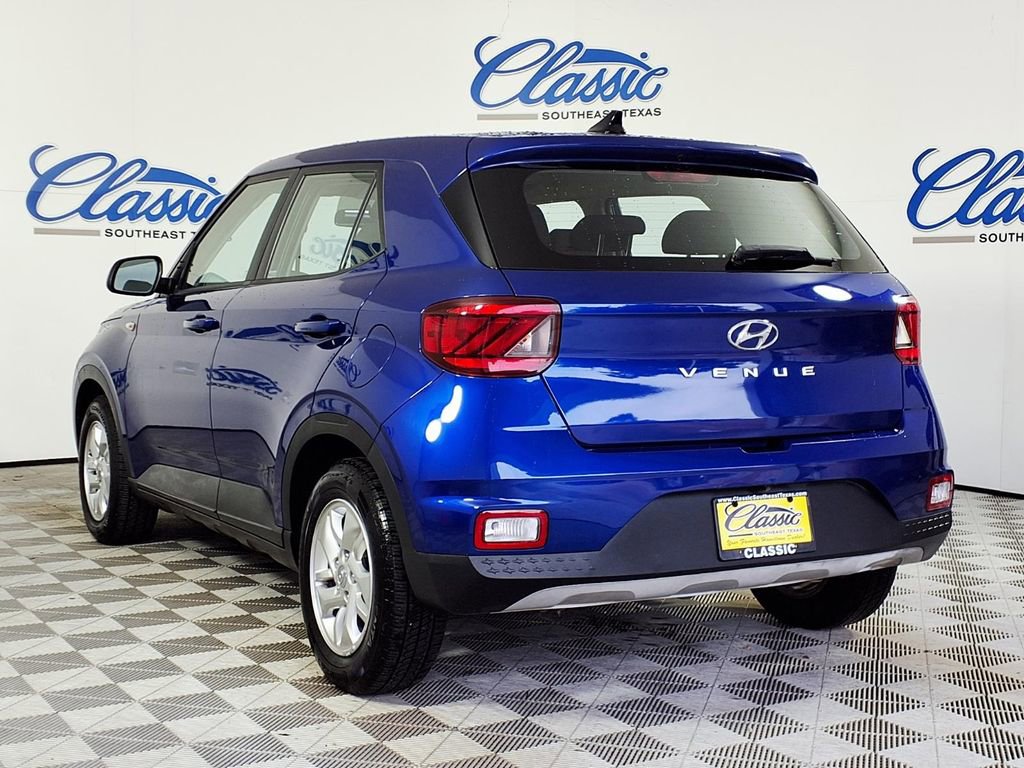 Used 2021 Hyundai Venue SE FWD image 2
