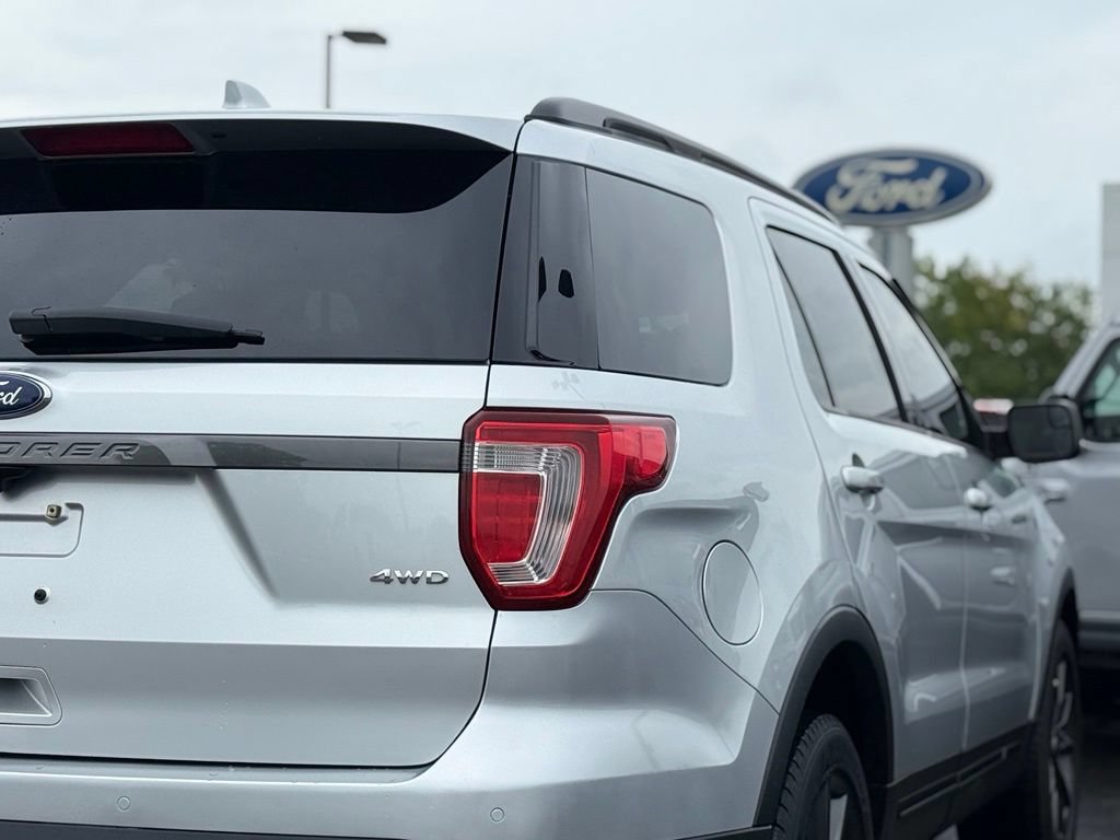 Used 2017 Ford Explorer XLT w/ Equipment Group 202A AWD/4WD image 32