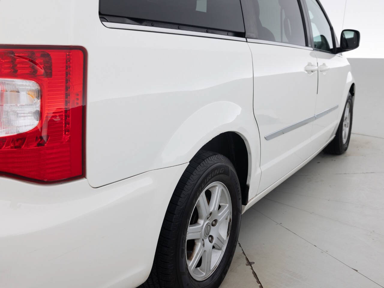Used 2013 Chrysler Town & Country Touring FWD image 14