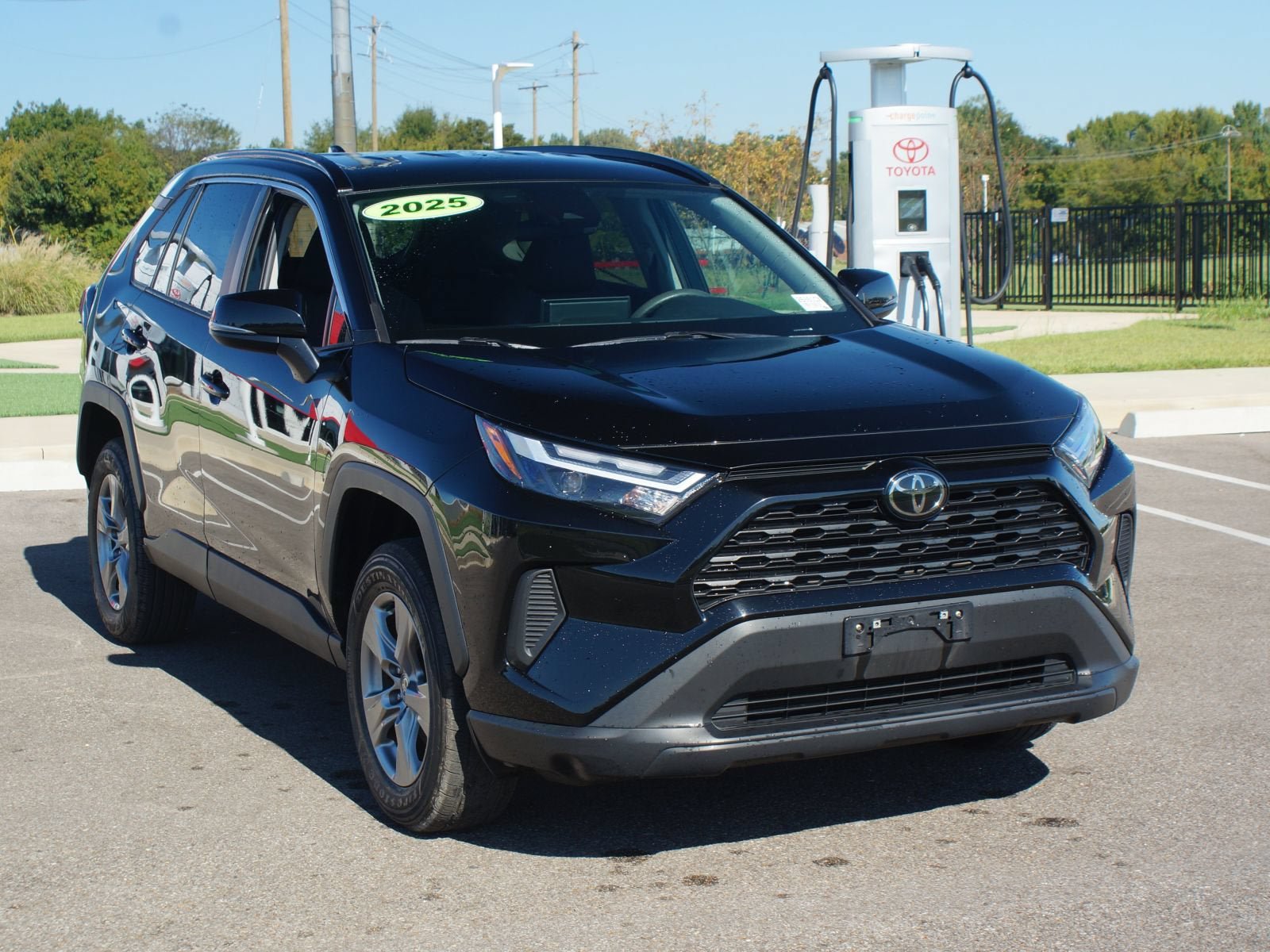 Used 2025 Toyota RAV4 XLE AWD/4WD image 2