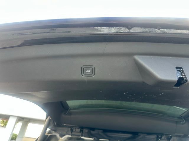 Used 2023 GMC Yukon SLT w/ SLT Luxury Package image 12