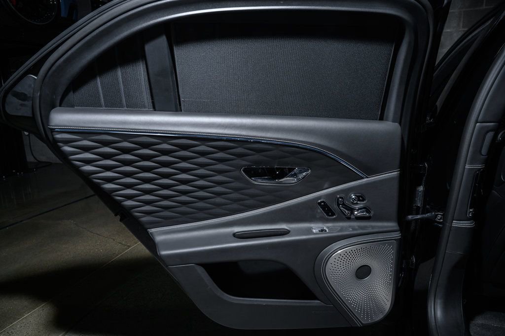 Used 2022 Bentley Flying Spur Plug-In Hybrid AWD/4WD image 31