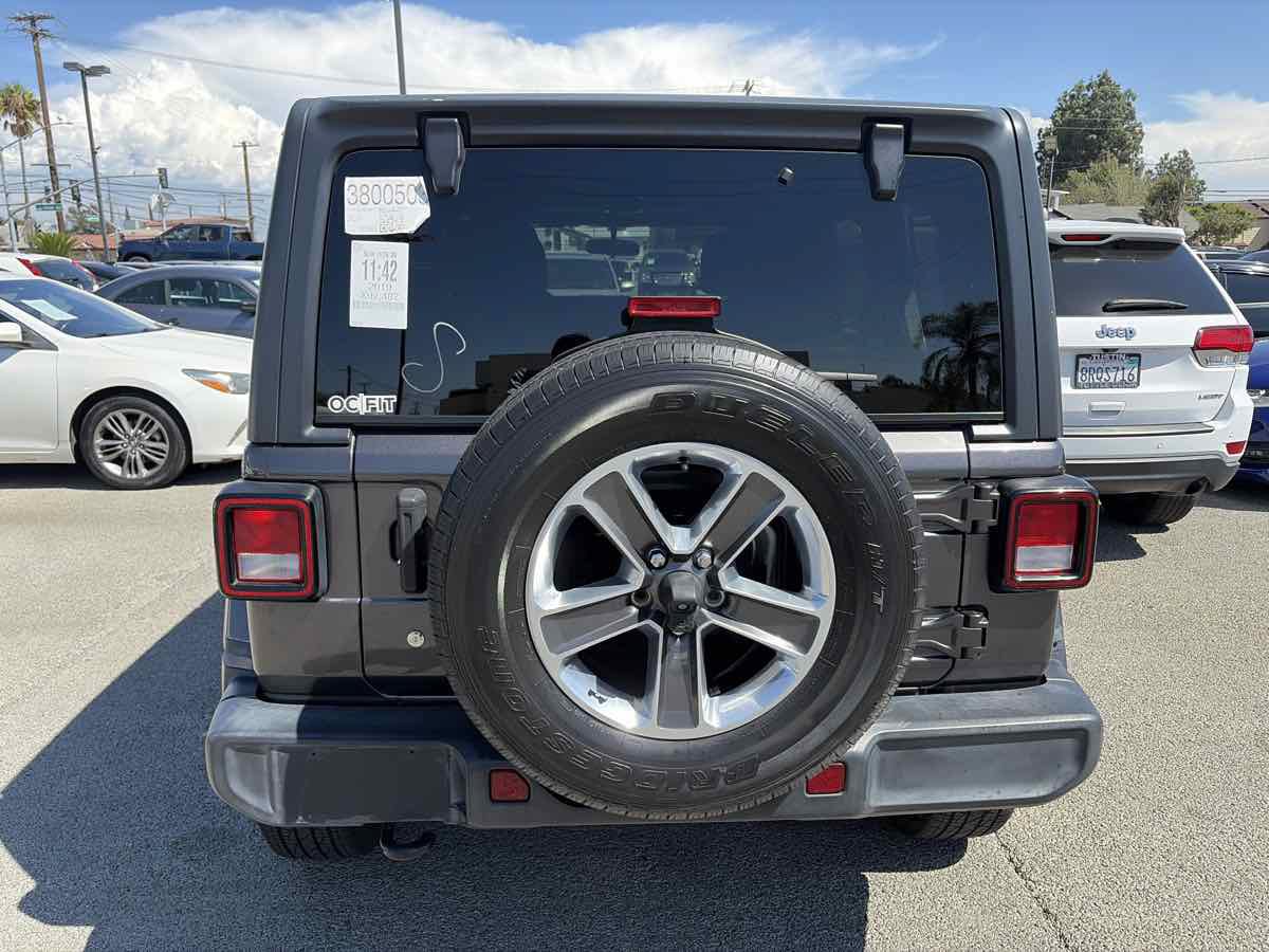 Used 2019 Jeep Wrangler Unlimited Sahara AWD/4WD image 3