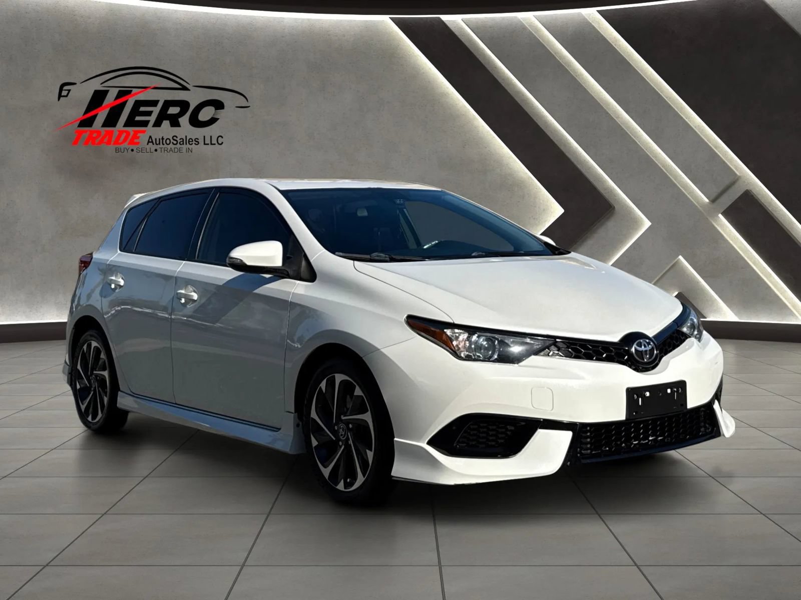 Used 2017 Toyota Corolla iM w/ Carpet Mat Package FWD image 2