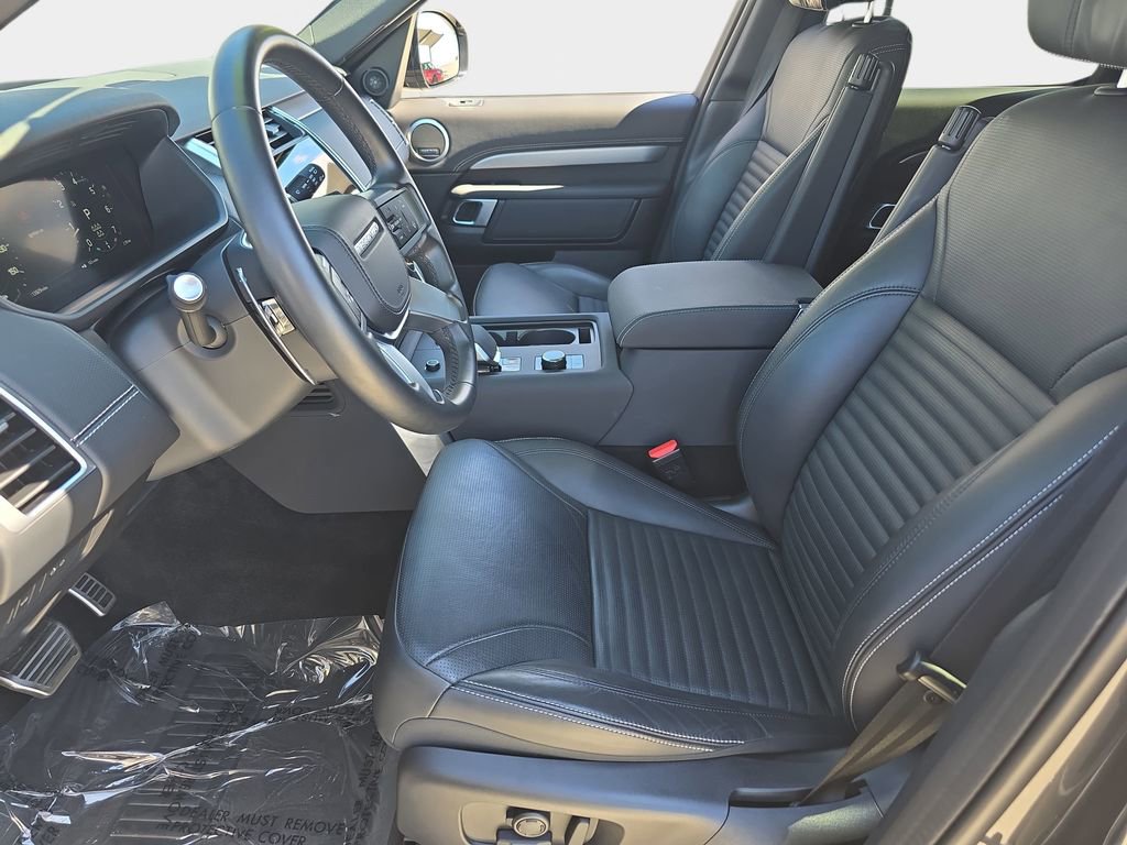 Used 2025 Land Rover Discovery Dynamic SE image 17