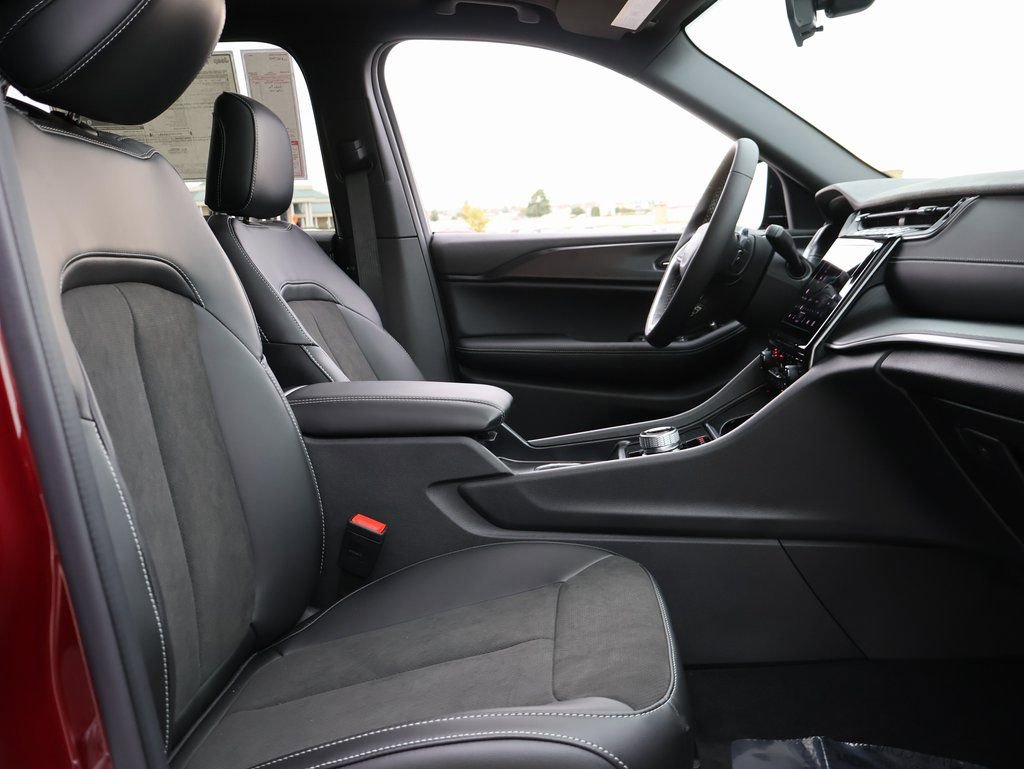 New 2025 Jeep Grand Cherokee L Altitude image 9