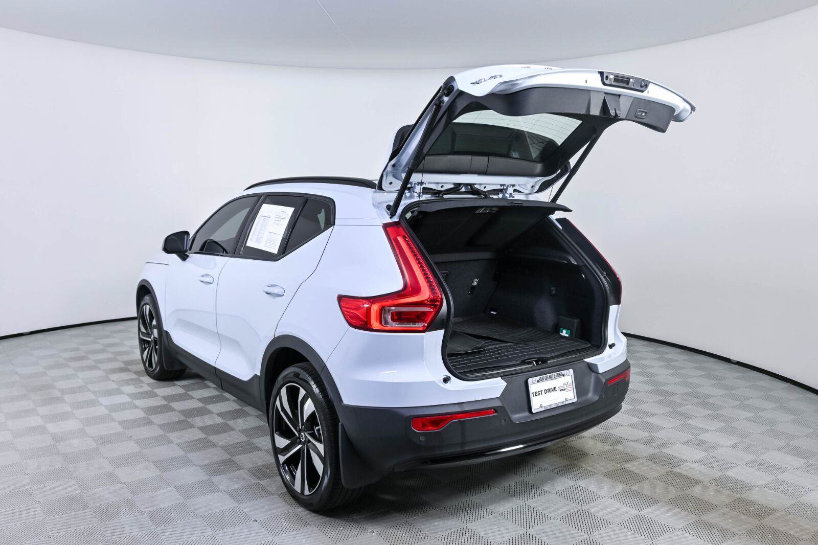 Certified 2024 Volvo XC40 B5 Plus w/ Protection Package Premier AWD/4WD image 31