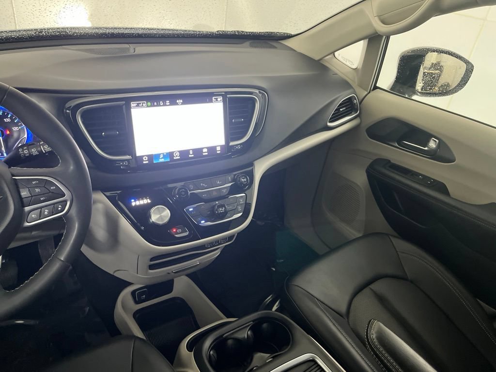 Used 2024 Chrysler Pacifica Touring-L FWD image 32