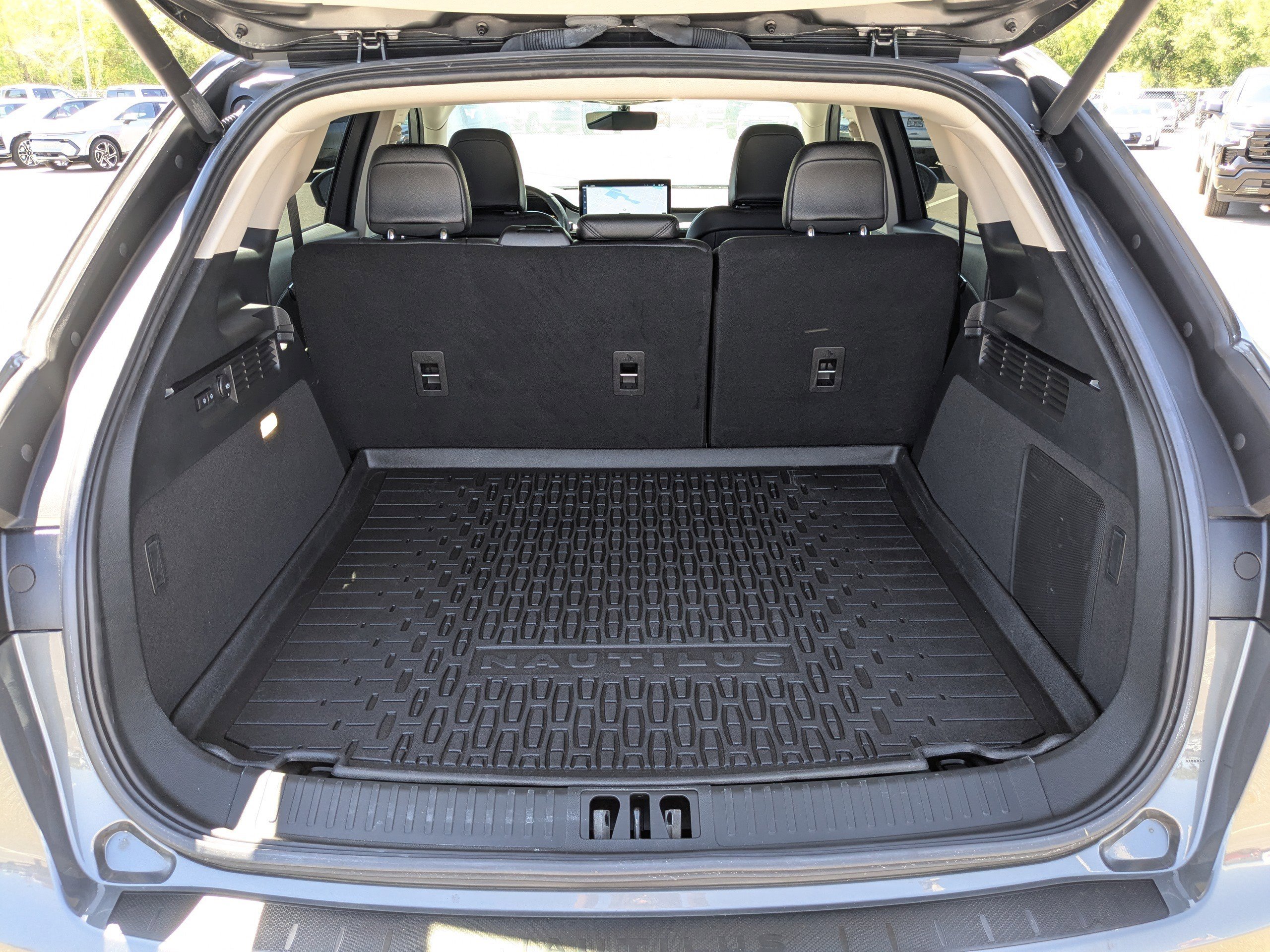 Used 2023 Lincoln Nautilus FWD w/ Premium Package image 12