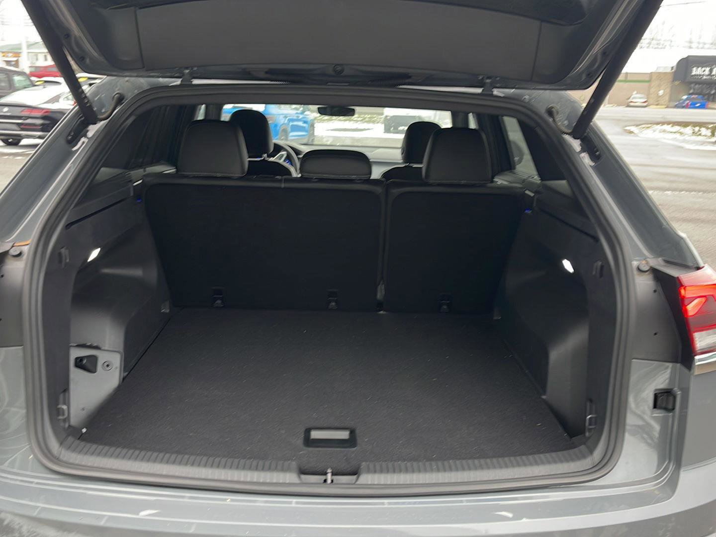 Used 2024 Volkswagen Atlas Cross Sport SEL R-Line image 7