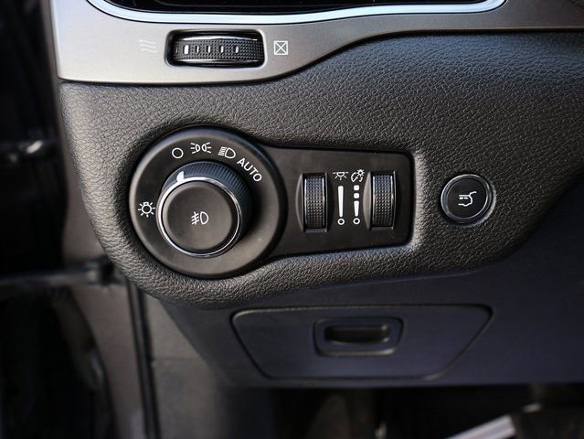 Used 2019 Jeep Cherokee Limited image 38