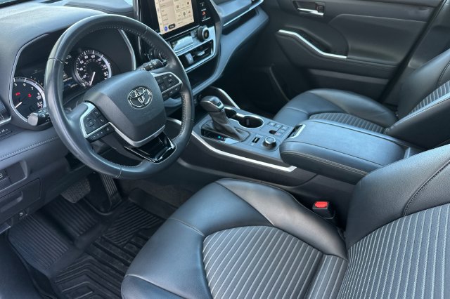 Used 2023 Toyota Highlander XSE AWD/4WD image 12