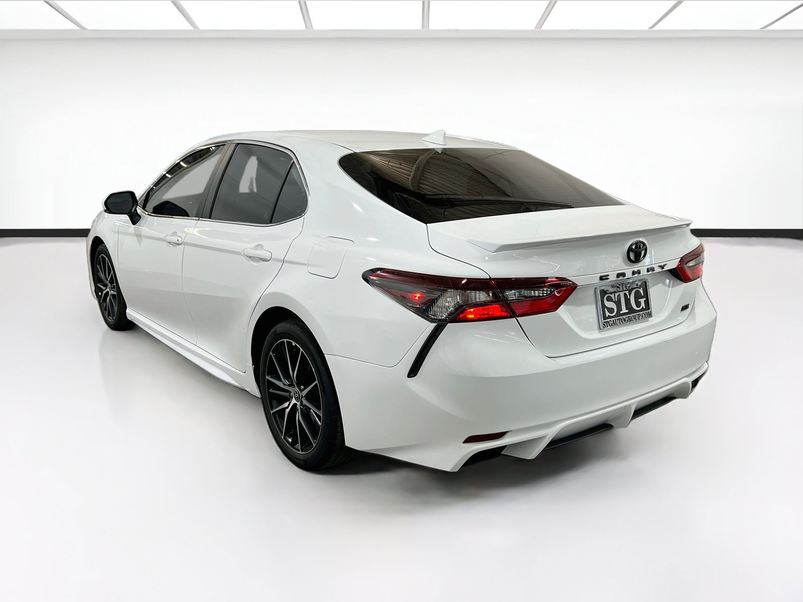 Used 2023 Toyota Camry SE FWD image 6