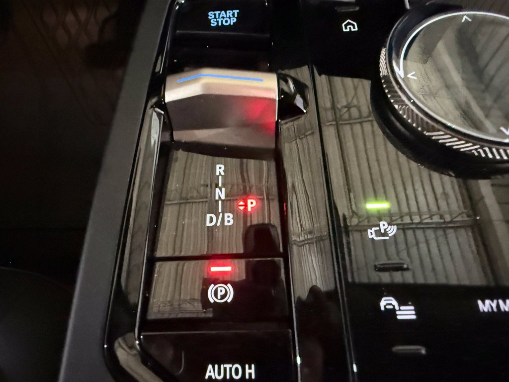 Used 2023 BMW iX xDrive50 w/ Sport Package AWD/4WD image 43