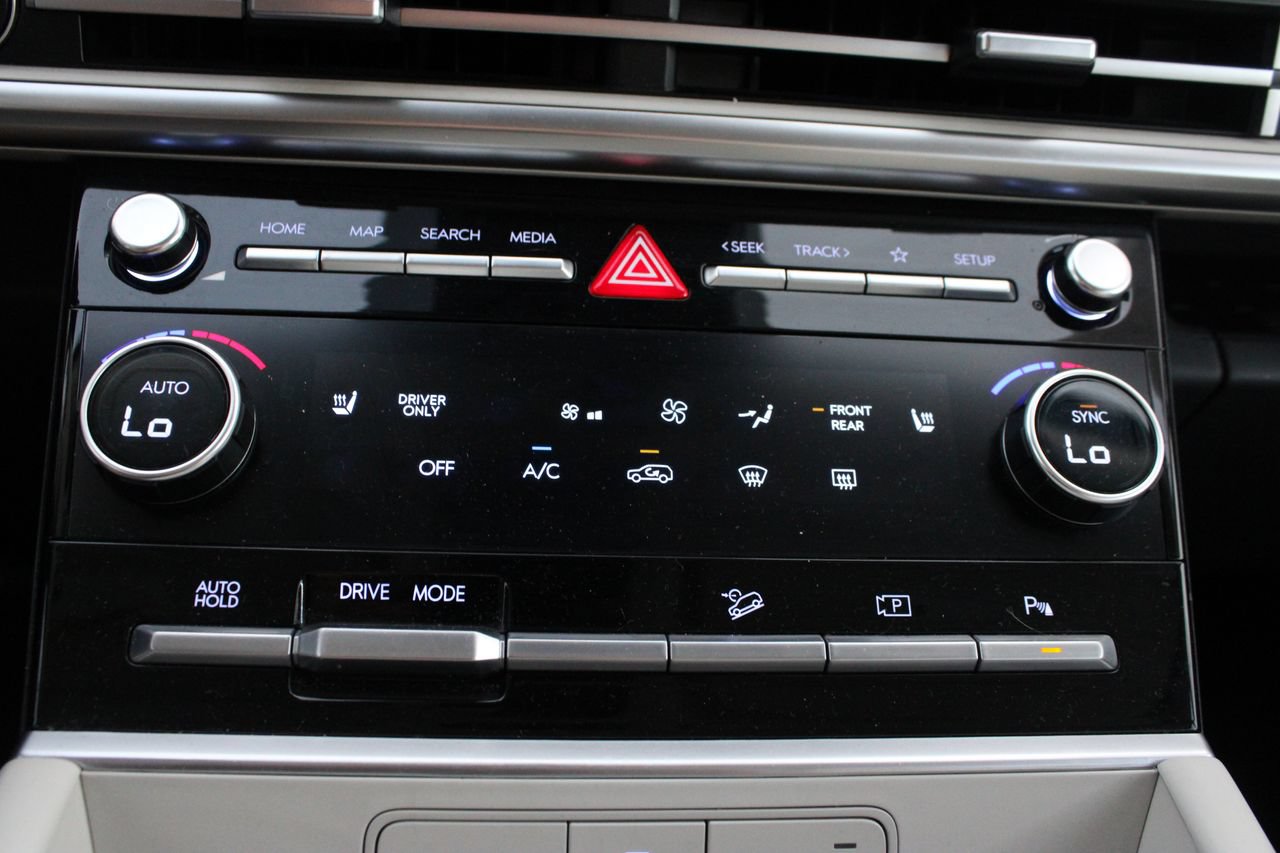 Used 2025 Hyundai Santa Fe SEL FWD image 17