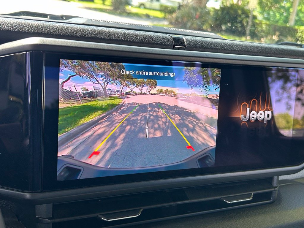 Certified 2025 Jeep Gladiator Sport AWD/4WD image 24