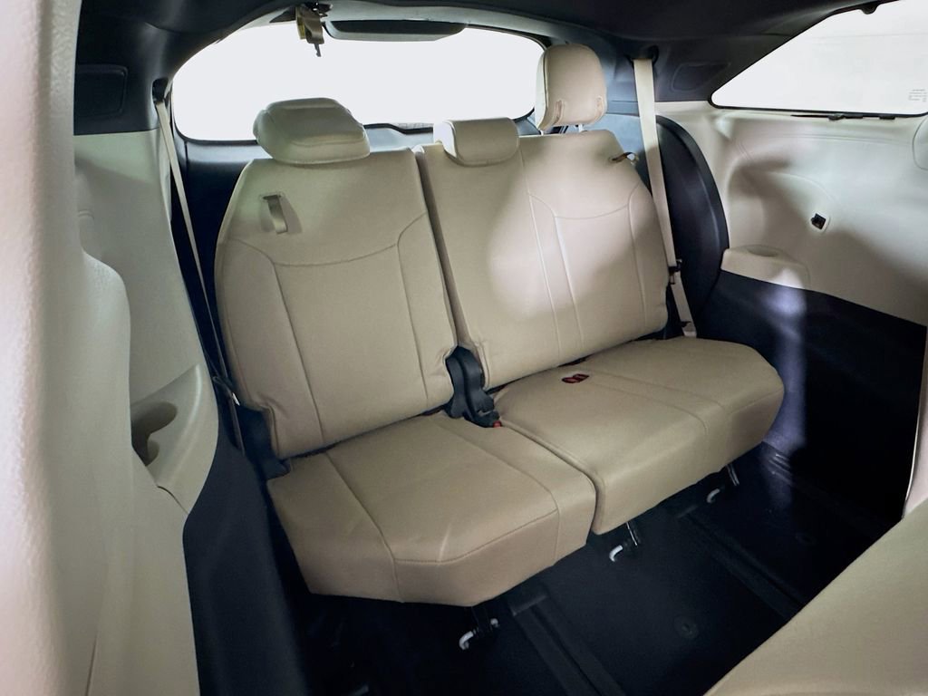 Used 2021 Toyota Sienna Limited image 29
