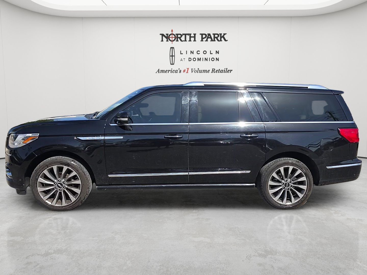 Used 2020 Lincoln Navigator L Reserve w/ Luxury Package AWD/4WD image 2