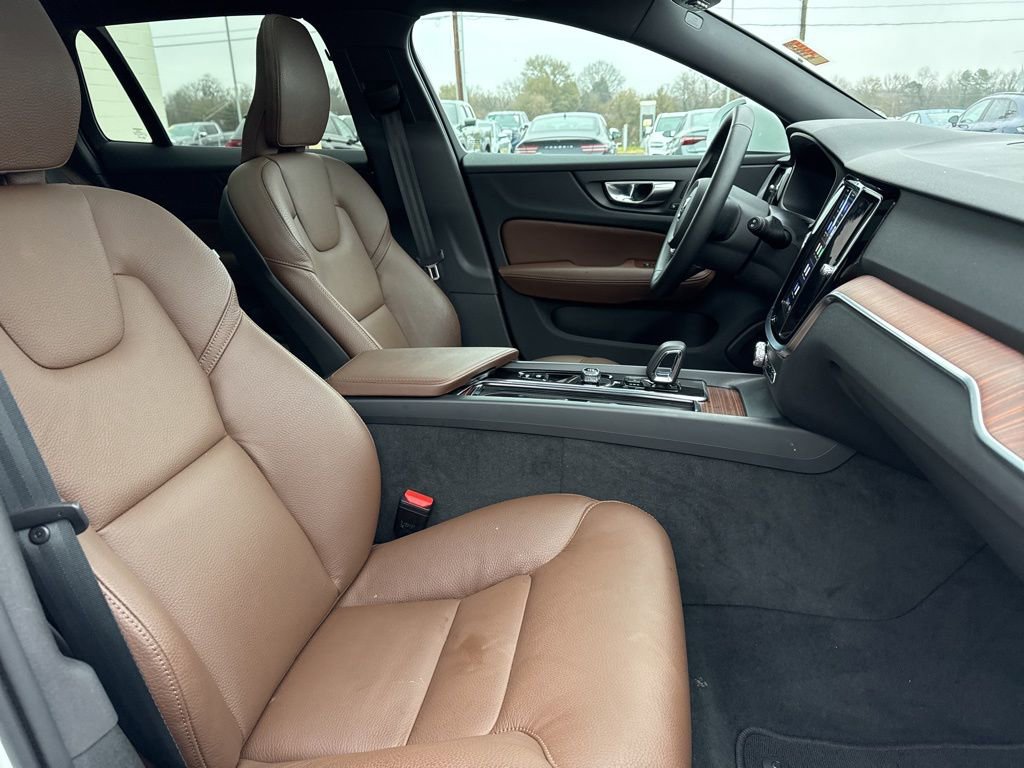 Used 2025 Volvo V60 B5 Cross Country Plus image 35