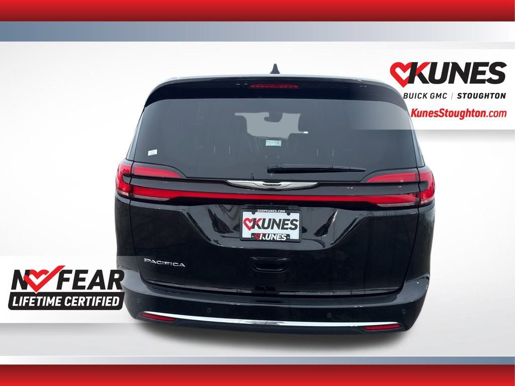 Used 2025 Chrysler Pacifica Select image 10