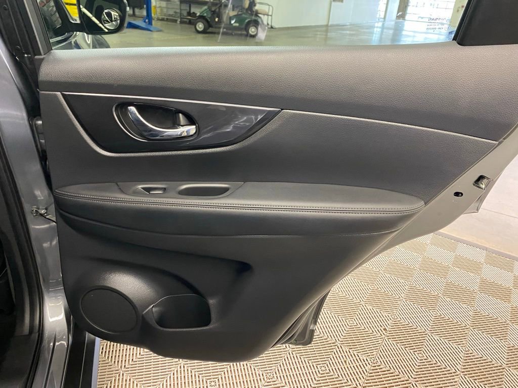 Used 2018 Nissan Rogue SV AWD/4WD image 11