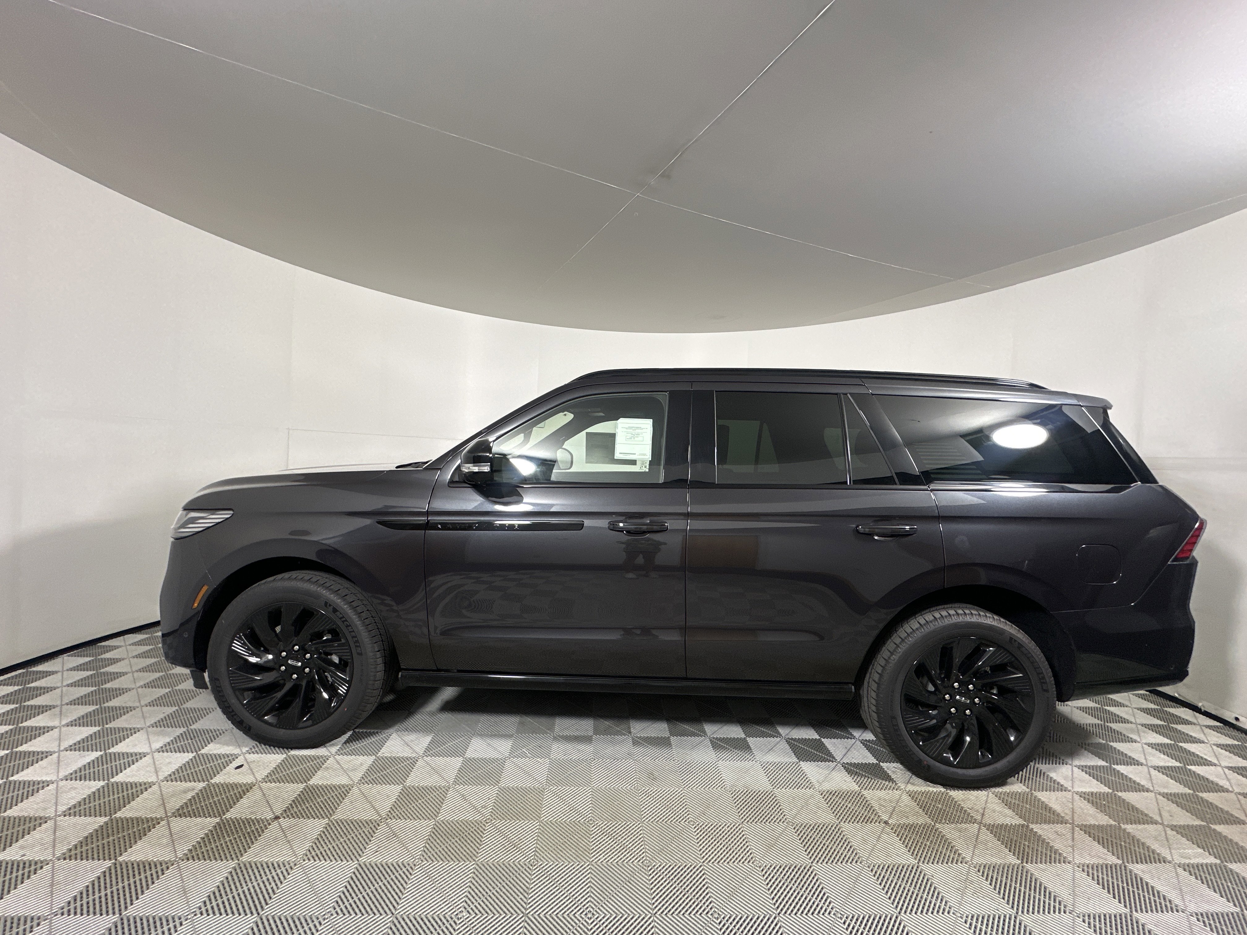 New 2025 Lincoln Navigator Reserve image 4