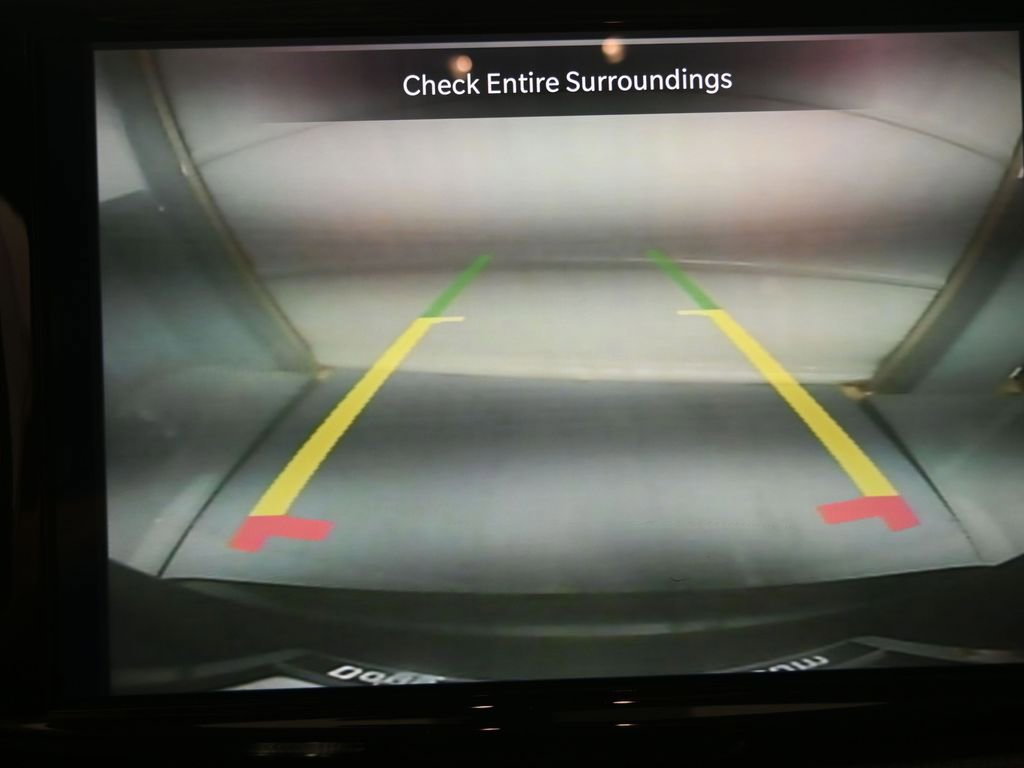 Used 2023 Chrysler Pacifica Touring-L image 7