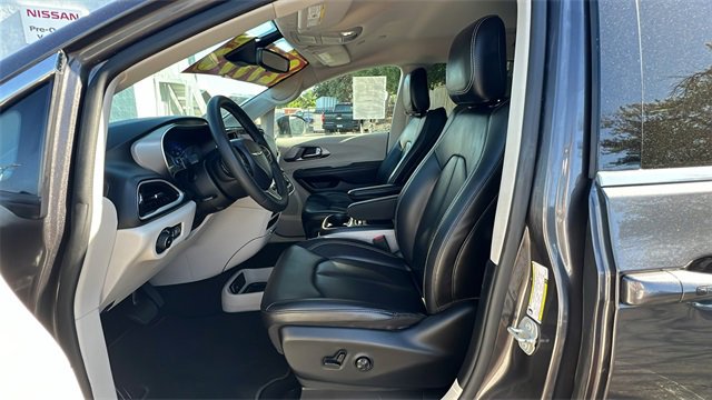 Used 2023 Chrysler Pacifica Touring-L image 29