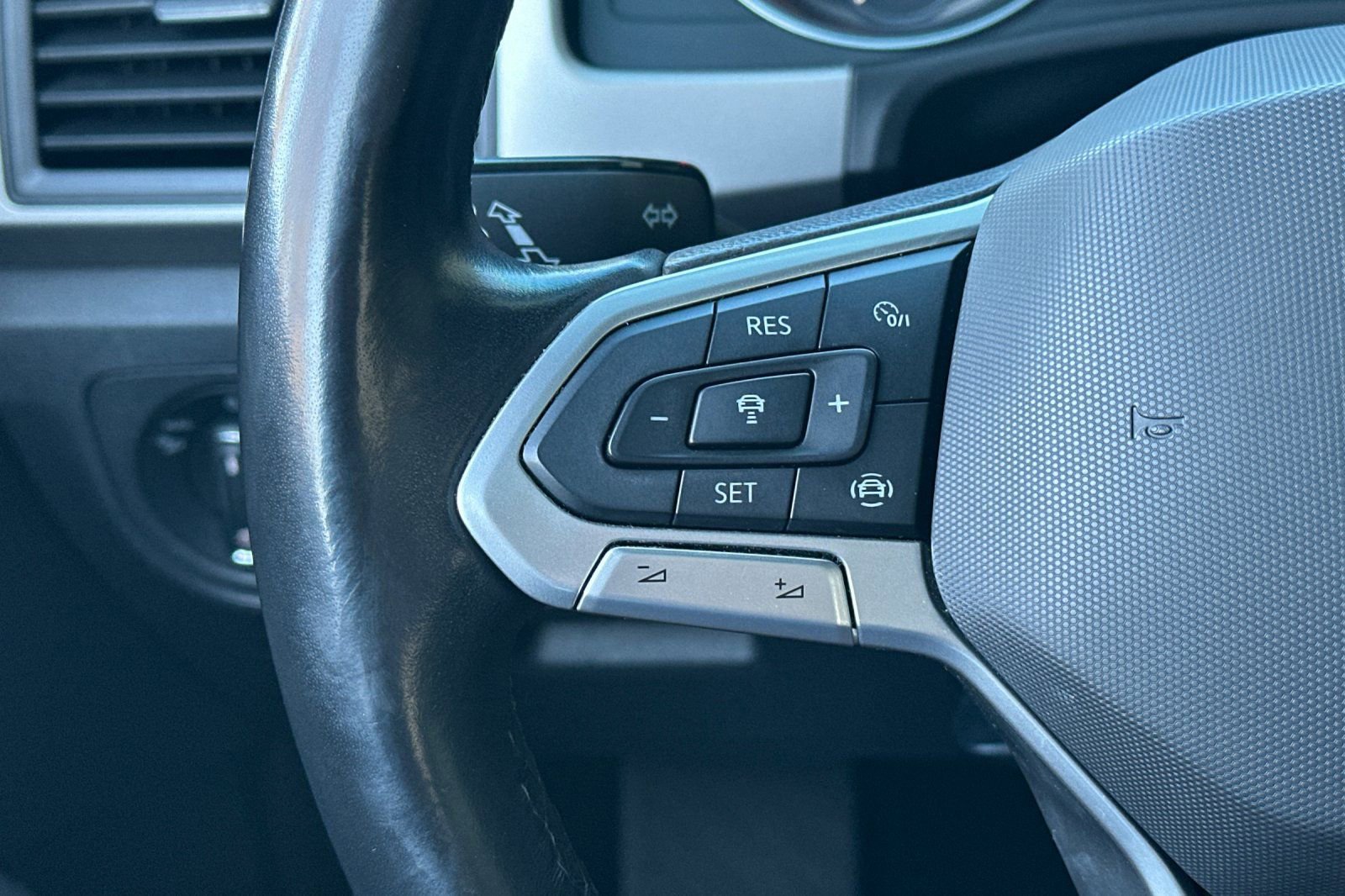 Used 2020 Volkswagen Atlas Cross Sport SE w/ Panoramic Sunroof Package image 27