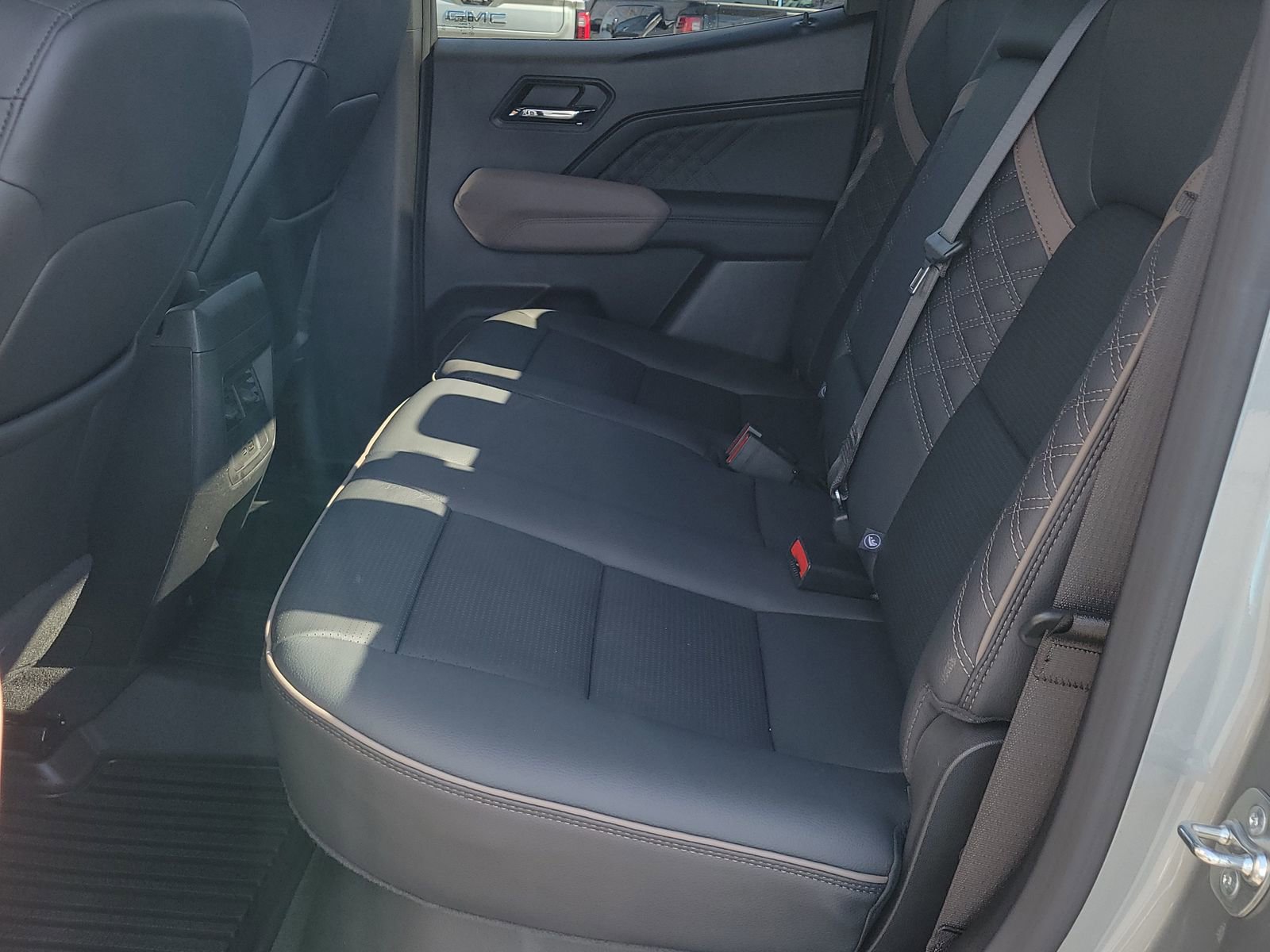 Used 2024 GMC Canyon Denali image 8