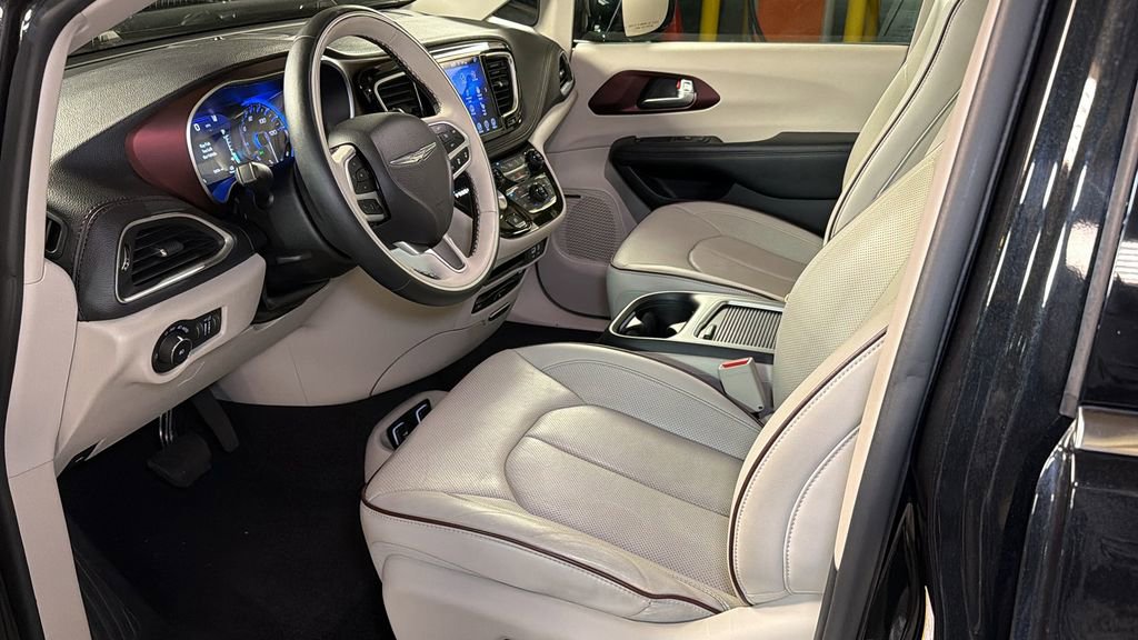 Used 2017 Chrysler Pacifica Limited FWD image 22