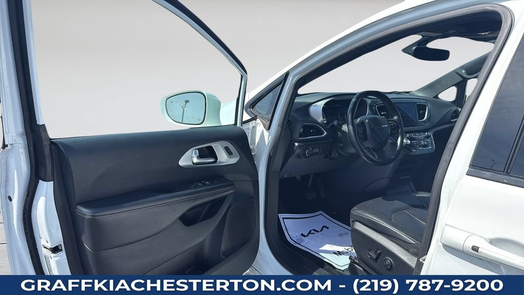 Used 2020 Chrysler Pacifica Touring-L w/ Premium Audio Group FWD image 24