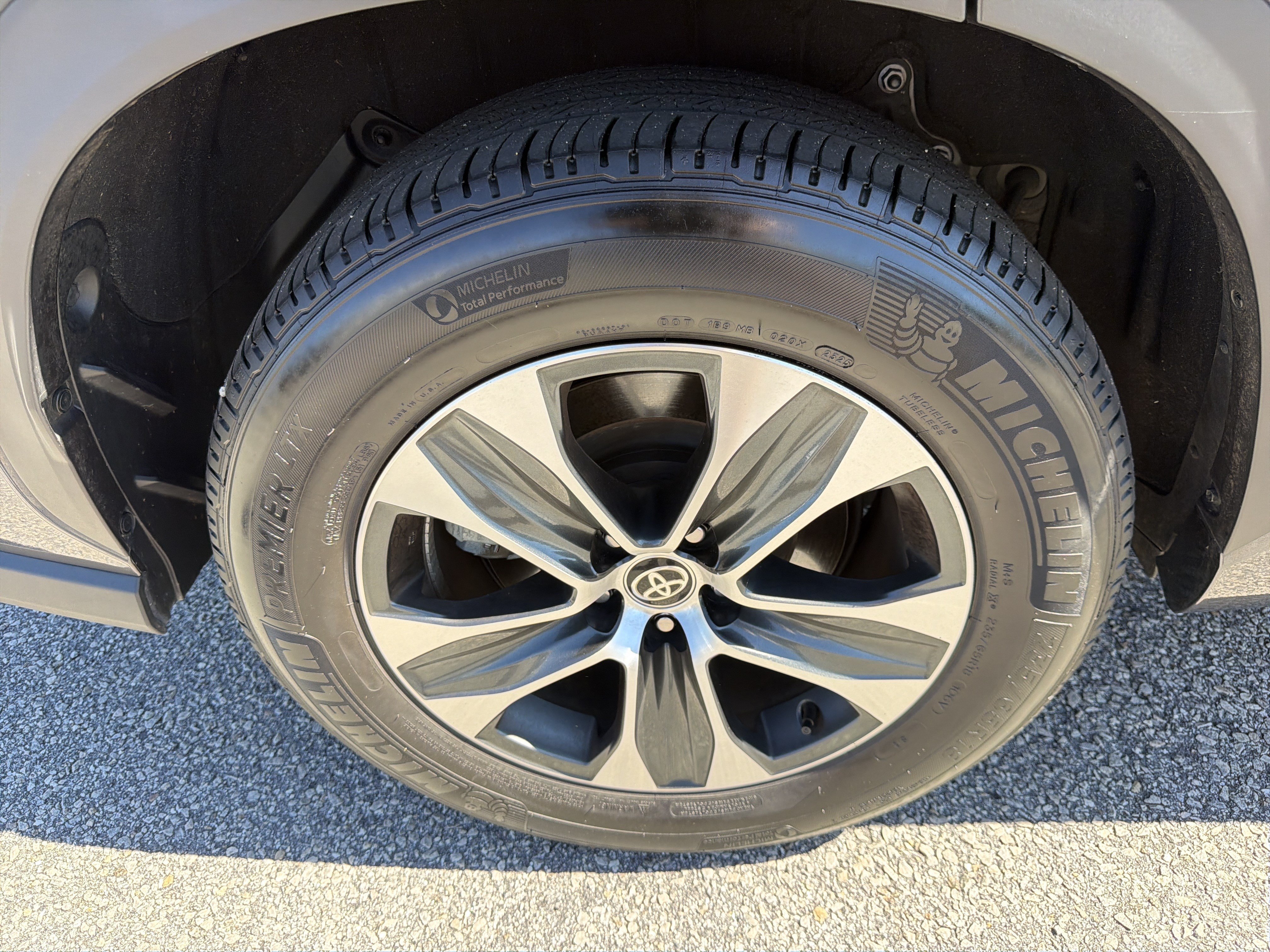 Certified 2025 Toyota Highlander XLE FWD image 27