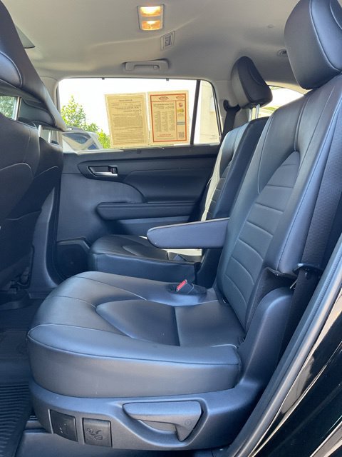Used 2025 Toyota Highlander XLE FWD image 18