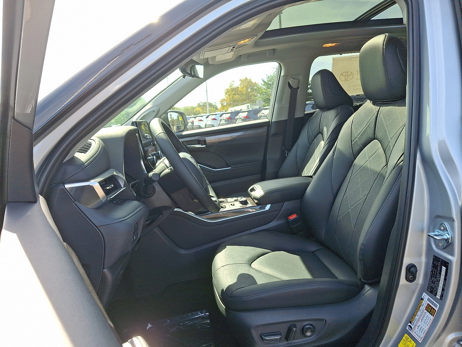 New 2025 Toyota Highlander Platinum image 11