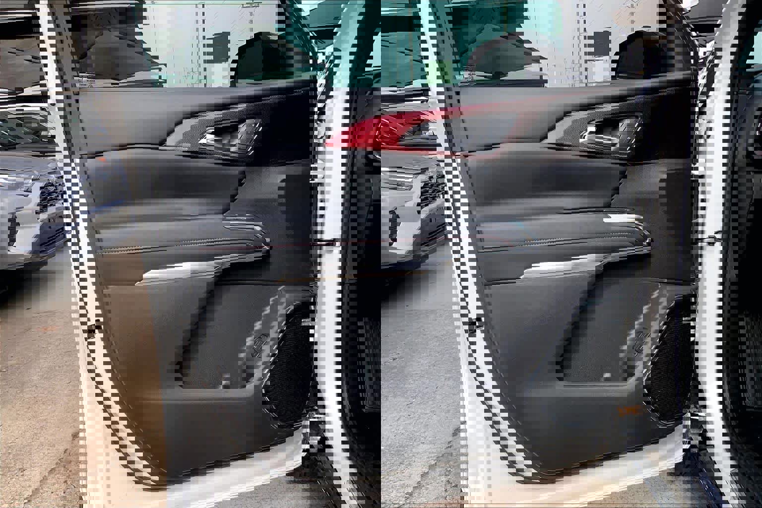 Used 2024 Chevrolet Traverse RS image 21