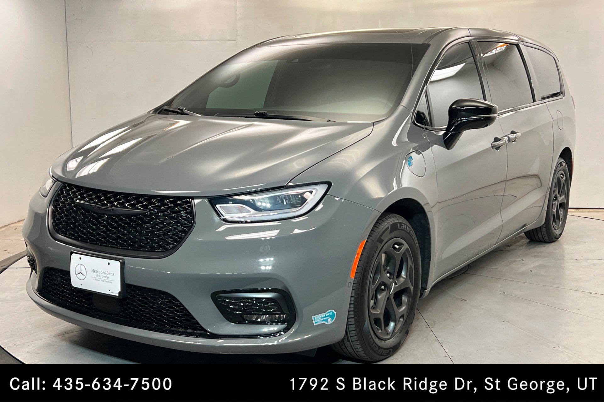 Used 2023 Chrysler Pacifica Limited w/ Uconnect Theater Family Group FWD video 1