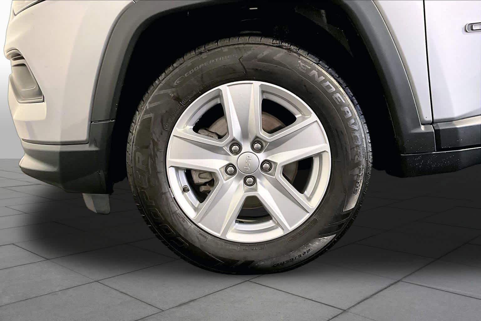 Used 2022 Jeep Compass Latitude w/ Sun and Sound Group AWD/4WD image 11