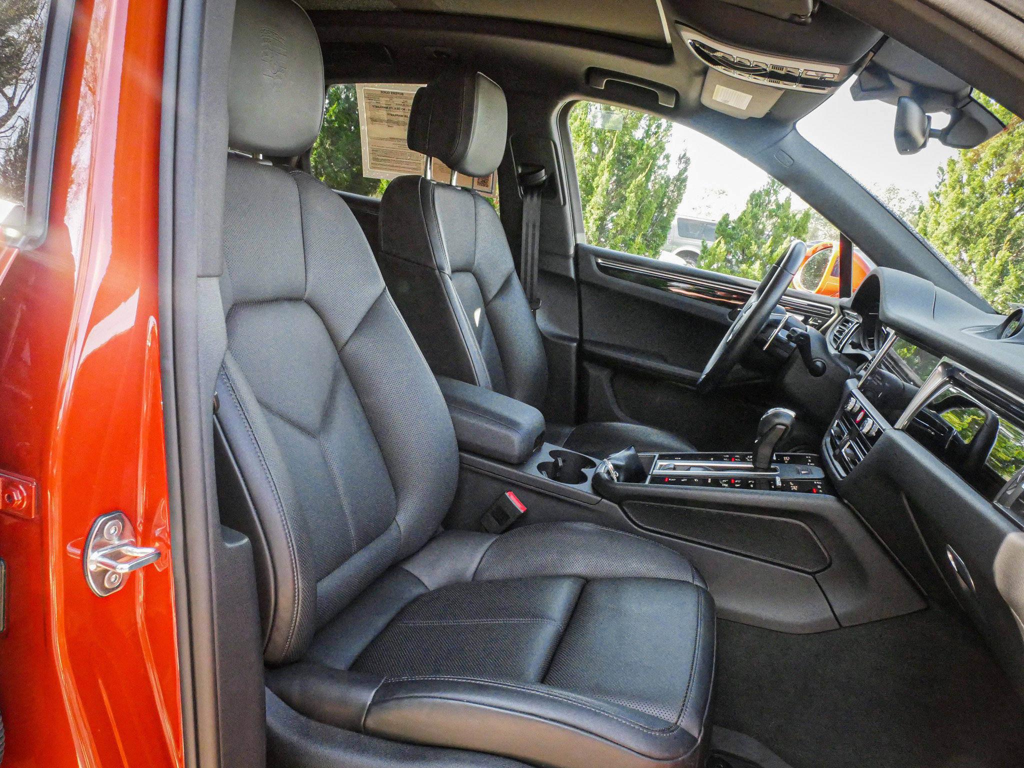 Used 2025 Porsche Macan AWD/4WD image 33