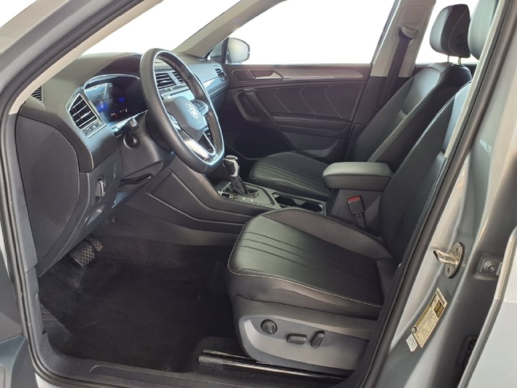 Used 2023 Volkswagen Tiguan SE w/ Panoramic Sunroof Package FWD image 22