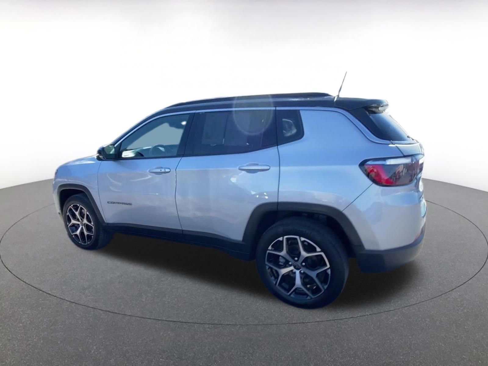 Used 2025 Jeep Compass Limited AWD/4WD image 10
