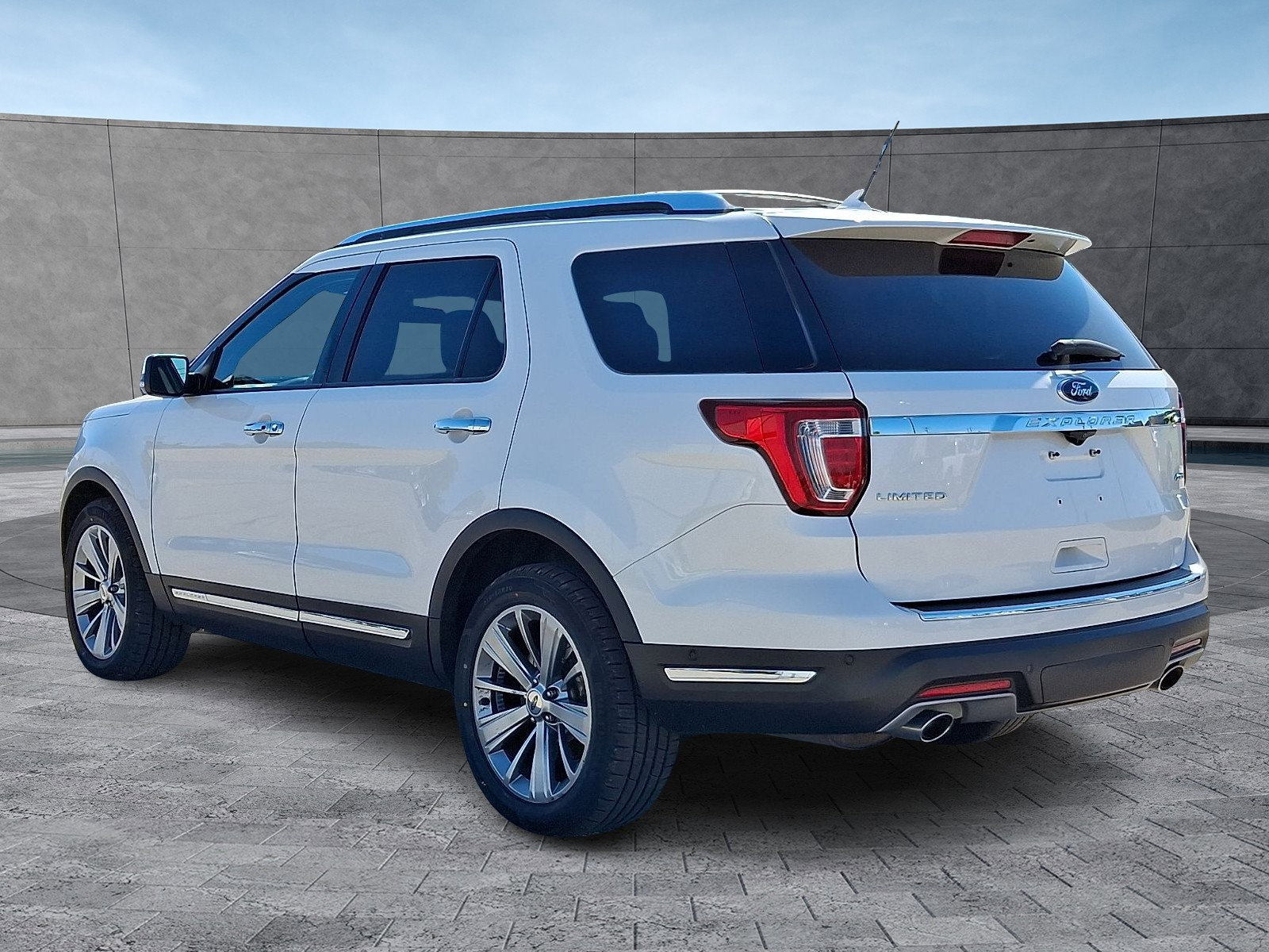 Used 2018 Ford Explorer Limited w/ Equipment Group 301A AWD/4WD image 7