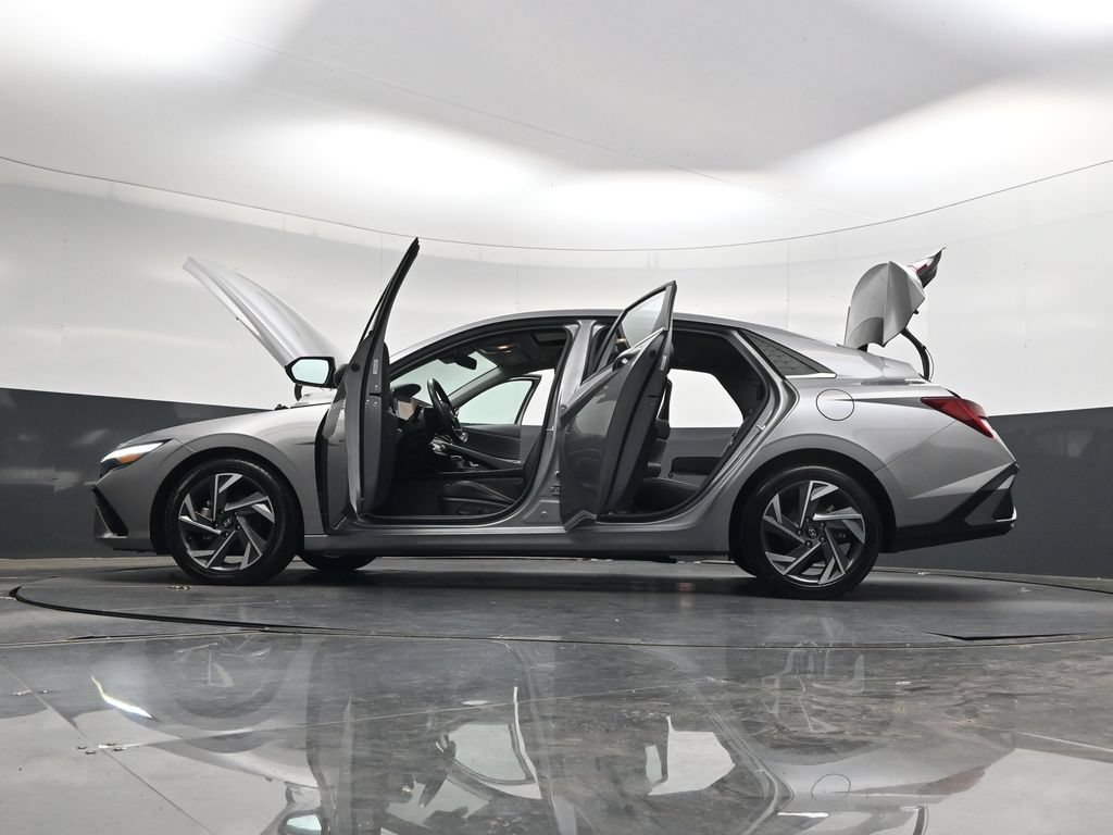 Used 2025 Hyundai Elantra Limited FWD image 43