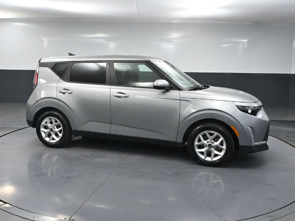Used 2023 Kia Soul LX w/ LX Technology Package FWD image 3