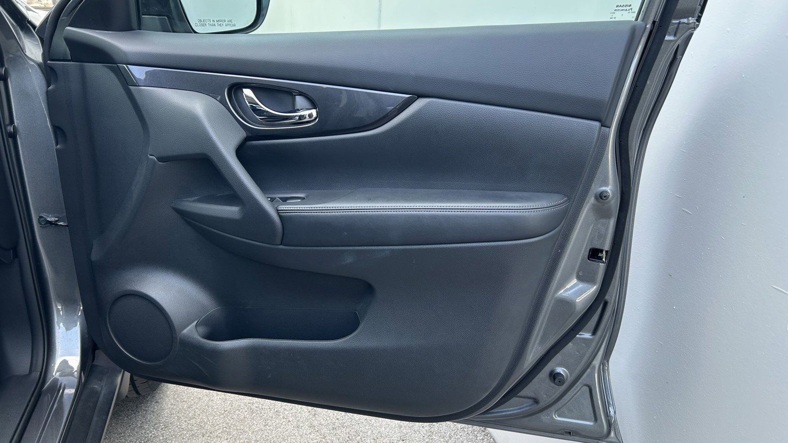 Used 2017 Nissan Rogue SV image 18