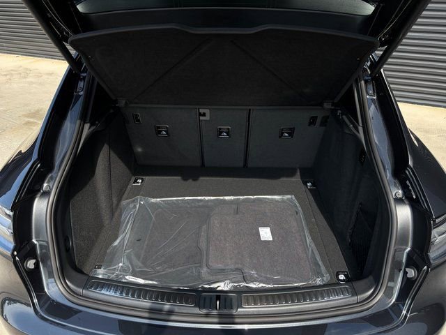 Certified 2026 Porsche Macan AWD/4WD image 25